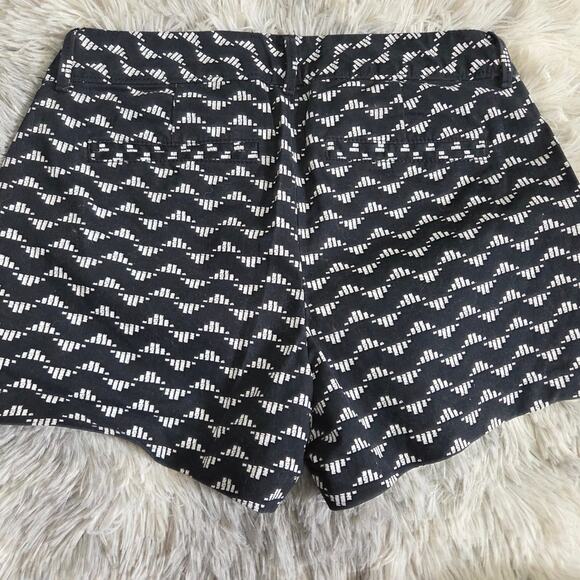 Old Navy Woman's Pixie Black and White Shorts size 2 Regular - Picture 4 of 5